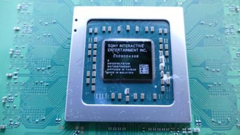 Chip utama yang berfungsi sebagai Accelerated Processing Unit (APU), yang menggabungkan prosesor dan chip grafis dalam satu chip. Foto: Istimewa