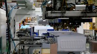 Para karyawan menyelesaikan proses pembuatan kulkas (refrigerator) LG.