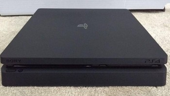 PS4 Slim yang tampil jauh lebih ramping dibanding PS4 reguler. Foto: Istimewa