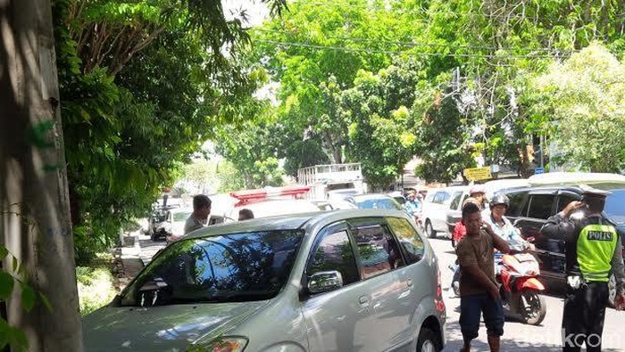 Sebuah Avanza Tabrak Pohon di Jalan Undaan