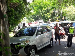 Sebuah Avanza Tabrak Pohon di Jalan Undaan