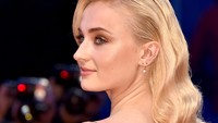 Sophie Turner saat hadir di acara Kineo Diamanti Award Ceremony di Venice Film Festival akhir pekan lalu di Venice, Italia. Pascal Le Segretain/Getty Images/detikFoto.