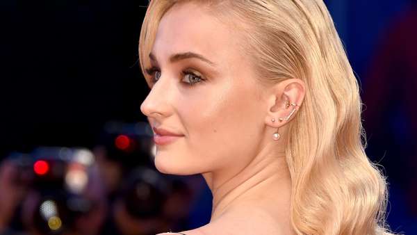 Sophie Turner Buat Mata Lelaki Tak Berkedip Sophie Turner Buat Mata Lelaki Tak Berkedip