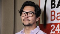 Seperti biasa, kacamata menjadi aksesoris favoritnya yang khas. Pool/Hanif/detikFoto.