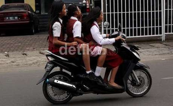 anak SD berbonceng tiga dengan motor