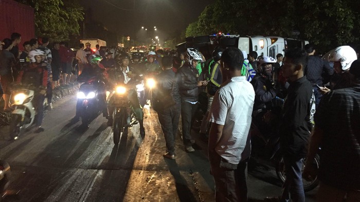 Truk Terguling Timpa 2 Mobil dan 1 Motor di Pulogadung