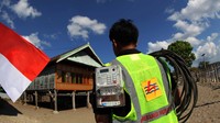 Untuk sementara ini PLN baru berhasil menyalakan listrik selama 12 jam yaitu pukul 18:00 sampai dengan jam 06:00. Agus Trimukti/Humas PLN.