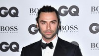 Aidan Turner juga terlihat tampil necis dengan setelan jas hitam di acara tersebut. Gareth Cattermole/Getty Images/detikFoto.