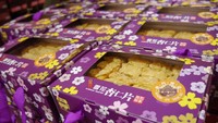 Foto: Wisatawan bisa membeli berbagai jajanan yang populer di Macau seperti egg roll, biskuit almond, coconut flakes, permen kacang. Dendeng, ikan asin, bahkan terasi lokal juga ada di sini (Kurnia/detikTravel)