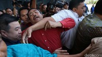 Aguan datang dan pulang dengan dikawal ketat oleh sejumlah orang.