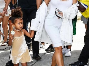 Rilis Label Baju Anak, Kim Kardashian Ketahuan Tiru Rancangan Desainer