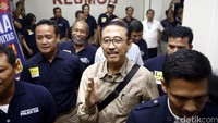 Pantauan detikcom, Ary Suta keluar dari ruang penyidik Unit IV Subdit Resmob Ditreskrimum Polda Metro Jaya sekitar pukul 12.00 WIB. Pria berkumis itu mengenakan baju batik lengan panjang warna cokelat dan berkacamata.