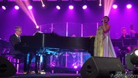 Usai Gabriel turun panggung, giliran Dira Sugandi yang tampil. Seperti Lea dan Gabriel, Dira mengatakan, ini adalah kali pertamanya dia datang ke Polandia. Dia merasa sangat senang, apalagi bisa bernyanyi diiringi seorang David Foster. Lagu I belive I Can Fly pun dibawakannya sebagai pembuka.