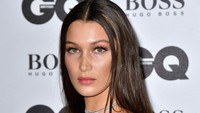 Bella langsung curi perhatian dengan nude maxi dress dari rumah mode Hugo Boss. Gareth Cattermole/Getty Images/detikFoto.