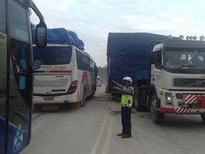 Hampir Semalam Jalintim Riau Macet Parah Gara-gara Truk Angkut Turbin Patah As