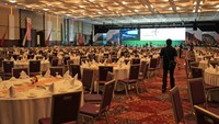 Di venue Nusantara 2-3, juga telah tampak panggung yang tertata rapi di depan ratusan meja dan kursi untuk undangan nanti malam. Sejumlah penari juga tampak masih melakukan gladi resik untuk acara nanti (Randy/detikTravel)