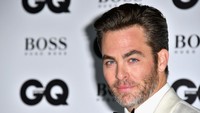 Chris Pine langsung mencuri perhatian dengan setelan jas putihnya. Gareth Cattermole/Getty Images/detikFoto.