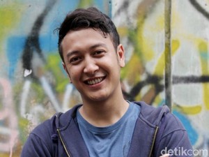 Ditanya Soal Pacaran dengan Nadine Chandrawinata, Dimas Anggara Tersenyum Lebar