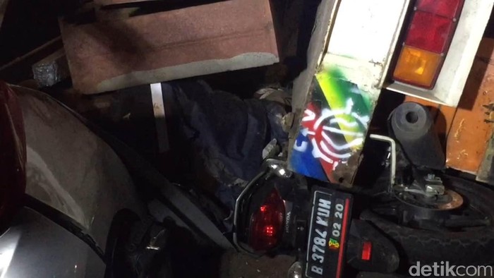Begini Kondisi Pemotor yang Terjepit Truk Terguling di Pulogadung