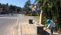 Di desa adat ini tengah berjalan proses awal pembuatan jalan. Jalan ini rencananya akan dibuat selebar 2,5 meter, dan akan melewati rumah-rumah adat di desa ini, sebelumnya masih berupa tanah saja.(Masaul/detikTravel)