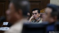 M. Sanusi mendengarkan kesaksian Aguan.