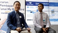 (Ki-ka) Direktur PT Blue Bird Tbk Sigit P Djokosoetono dan Direktur Bank BNI Anggoro Eko Cahyo memberikan penjelasan soal aplikasi My Blue Bird.