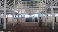 Foto: Di bagian imam, terdapat lubang yang ditutupi sajadah. Konon dari lubang itulah, terdengar suara adzan dari Makkah, Arab Saudi sana (Afif/detikTravel)