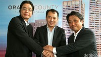 Presiden Direktur PT Kajima Indonesia Shinji Irie, Presiden Direktur PT Lippo Cikarang Tbk Toto Bartholomeus, dan Direktur PT Mitsubishi Corporation Indonesia sekaligus Presiden Direktur PT Diamond Realty Investment Indonesia Takashi Ito berbincang seusai penandatangan kerjasama di Marketing Gallery Kemang Village, Jakarta, Rabu (7/9/2016).