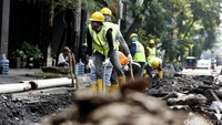 Pekerja mengerjakan penataan jalur pejalan kaki (pedestrian) di kawasan di kawasan Melawai Blok M.