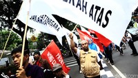 Mereka juga mengibarkan bendera organisasi massa.