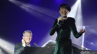 The Power of Love milik Celine Dion dibawakannya secara apik mengawali penampilan.