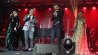 Hampir seribu orang baik WNI maupun warga Polandia sejak pukul 18.00 berbondong-bondong memasuki Ballroom Hotel Hilton di Warsawa, Selasa (6/9/2016). Mereka semua merapat ke sana bukan karena cuaca di luar yang dingin, melainkan menghadiri acara perayaan HUT ke-71 kemerdekaan Republik Indonesia (RI) yang menghadirkan penyanyi asal Indonesia dan Polandia. Pengiringnya tak main-main, yakni komposer dan pencipta lagu kondang asal Kanada David Foster.