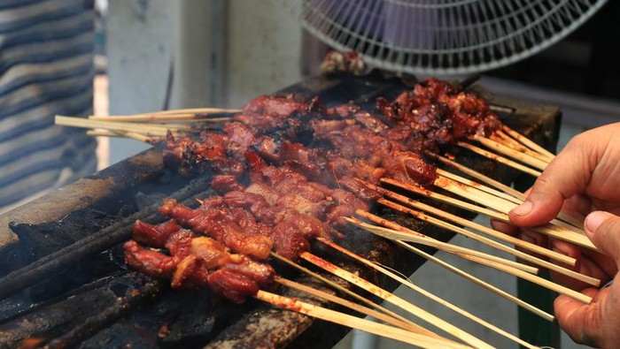 Sate kambing memang enak, tapi sebaiknya tidak berlebihan (Foto: iStock) Sate kambing memang enak, tapi sebaiknya tidak berlebihan (Foto: iStock)