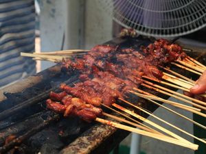5 Isyarat Tubuh Saat Sudah Berlebihan Makan Sate Kambing