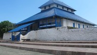 Foto: Masjid Agung Keraton berada di dalam komplek Benteng Keraton Buton, Bau-bau. Posisinya persis di depan pintu masuk bentengnya (Afif/detikTravel)