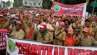 Pendemo dari berbagai wilayah ini tergabung dalam Forum Komunikasi Tenaga Harian Lepas Tenaga Bantu Penyuluh Pertanian (FK THL-TBPP).