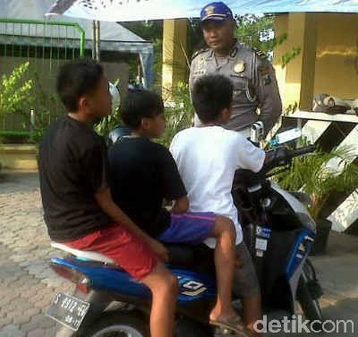 Tiga bocah Sekolah Dasar (SD) sempat dihentikan petugas Satlantas Polres Tuban. Anak-anak yang baru berusia 11 tahun itu berboncengan tiga mengendarai sepeda motor melintasi Jalur Pantura di Jalan Dr Wahidin Sudiro Husodo, Kabupaten Tuban, Selasa (22/10/2013).
