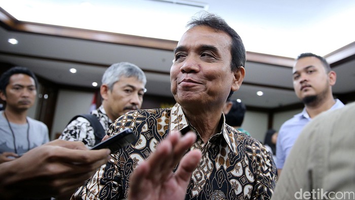 Panitera Pengadilan Negeri Jakarta Pusat (PN Jakpus), Edy Nasution menjalani sidang perdana dengan agenda mendengar dakwaan jaksa di Pengadilan Tipikor, Jakarta, Rabu (7/9/2016). Edy didakwa menerima uang sekitar Rp 2,32 miliar untuk pengurusan berbagai perkara dan Rp 1,5 miliar di antaranya untuk Nurhadi.