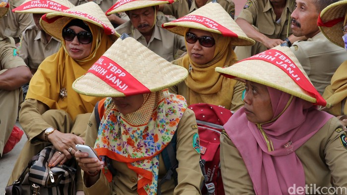 Ribuan pengunjukrasa dari Tenaga Penyuluh Pertanian berdemontrasi di depan Istana Merdeka, Jakarta, Rabu (7/9/2016). Pendemo yang  tergabung dalam  Forum Komunikasi Tenaga Harian Lepas Tenaga Bantu Penyuluh Pertanian Nasional (THL-TBPP) tersebut meminta status mereka dijadikan PNS dari status saat ini yakni tenaga harian lepas (honorer).  (Ari Saputra/detikcom)