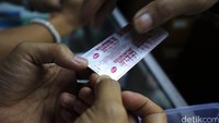 Petugas memeriksa obat yang dijual.