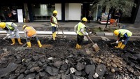 Pemerintah Kota (Pemkot) Administrasi Jakarta Selatan tengah melakukan penataan jalur pejalan kaki (pedestrian) di kawasan perkantoran dan sentra bisnis.