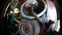 Petugas PLN Area Sumbawa Sub Rayon Bugis Medang sedang melakukan pemeliharaan rutin Pembangkit Listrik Tenaga Diesel (PLTD) Bugis Medang di Pulau Medang, Sumbawa Nusa Tenggara Barat, Selasa (6/9). Agus Trimukti/Humas PLN.