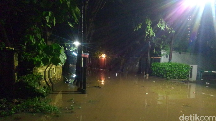 Pasukan Biru Datang, Banjir di Kemang Berangsur Surut