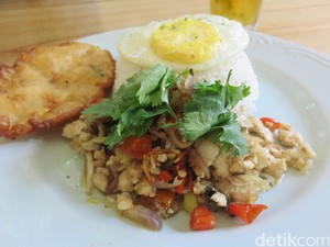 Twin House: Bersantai Sambil Makan Nasi Ayam Salsa Matah dan Banofee Waffle