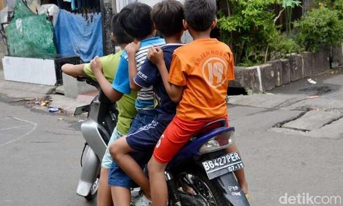 Anak SD boncengan di motor