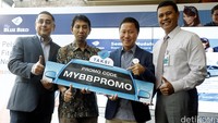 (Ki-ka) Presdir Mastercard Indonesia Malaysia Safdar Khan, Group Head Tranfsaction Banking Retail SPV Bank Mandiri Rahmat Triaji, Direktur PT Blue Bird Tbk Sigit P Djokosoetono, dan Direktur Bank BNI Anggoro Eko Cahyo menunjukkan promo code saat launching My Blue Bird di Jakarta Pusat, Rabu (7/9/2016).