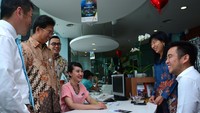 Direktur Utama Bank Mega, Kostaman Thayib didampingi oleh Customer Experience Head Denny Takarada dan Pemimpin Regional Bank Mega Jakarta 2, Liviana Dewi Hie tengah menyapa nasabah yang datang ke Bank Mega Kantor Cabang Utama Jakarta di Tendean. Pool/dok. Bank Mega.