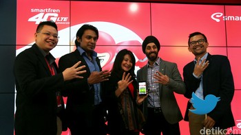 VP brand and communication Smartfren Derrick surya, Chief Marketing Officer Smartfren T. Kugan, SVP Digital Services Smartfren Revie Sylviana, Senior Director of Business Development Asia Pacific Twitter Arvinder Gujral, dan Country Business Head Twitter Indonesia Roy Simangunsong hadir dalam peluncuran social chat data plan di Galeri Smartfren, Sabang, Jakarta Pusat, Rabu (7/9/2016).