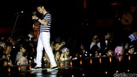 Lale pun sempat memberikan guitarnya ke penonton dengan tandatangan ke-6 personil Maliq & DEssensials.