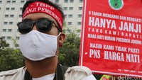 Pendemo berasal dari berbagai daerah.